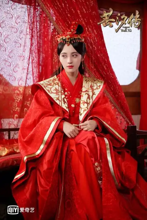 鞠婧祎穿着一袭红色嫁衣,头饰没有很繁重,但依旧会带给人一种很高贵的