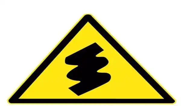 连续转弯标志即回头曲线处,连续弯路交通警告标志设在有连续三个以上