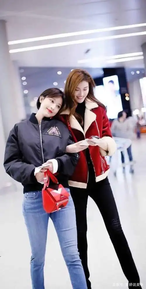 何穗机场偶遇闺蜜张丽,两双大长腿相互比美,真是要逆天啊!