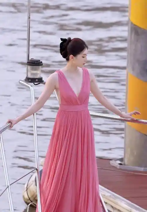 江疏影:身着"粉色球衣"湖边秀身材!_时尚_魅力_连衣裙