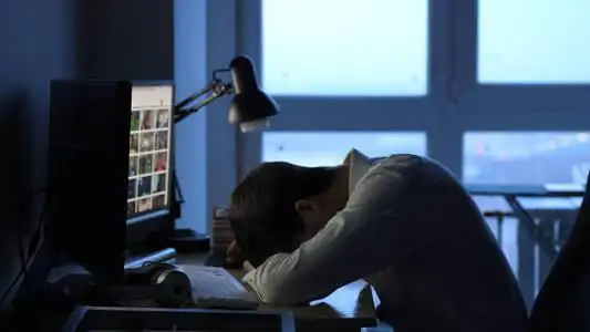 应酬熬夜疲惫的商人在办公室加班熬夜照片