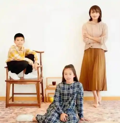 刘涛首晒全家福,14岁女儿太像爸,8岁儿子和妈共用一张脸_颜色_的设计