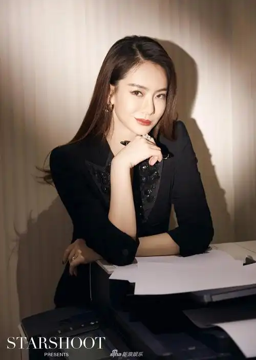 组图:《星速客shoot》戚薇大片曝光 职场女王气场满满