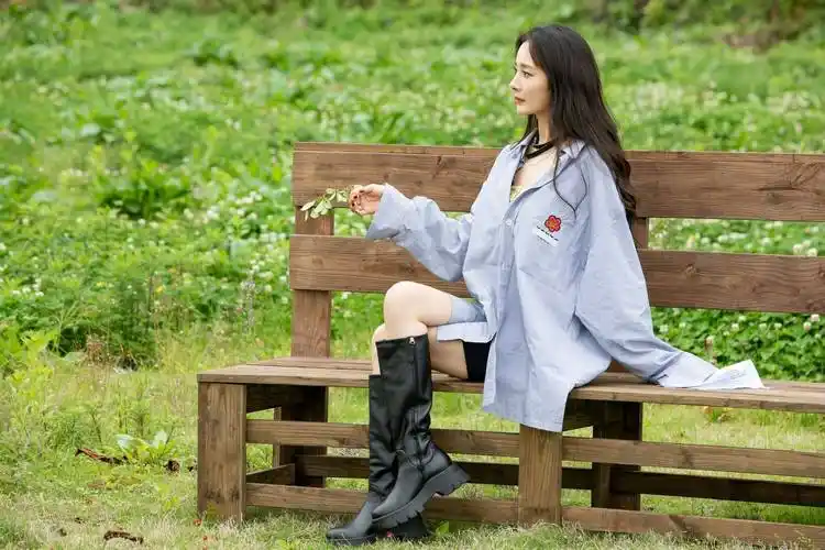 杨幂长发飘飘黑色长筒靴写真_长发_写真_杨幂