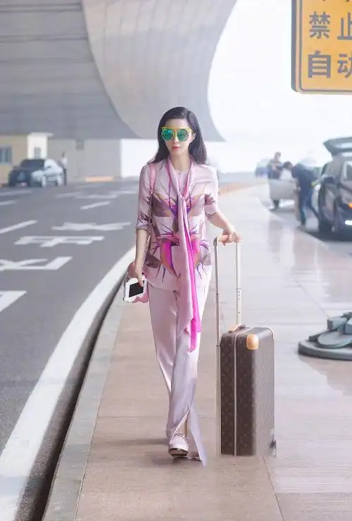 复出后的范冰冰更美了一身粉色套装尽显女人味范爷气场依旧