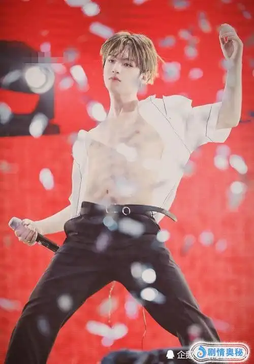 蔡徐坤有多少块腹肌?网友:肌肉撕裂者