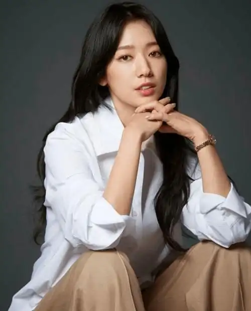 清纯美丽的国民女友孙艺珍也选择了男友衫,简约耐看舒适.