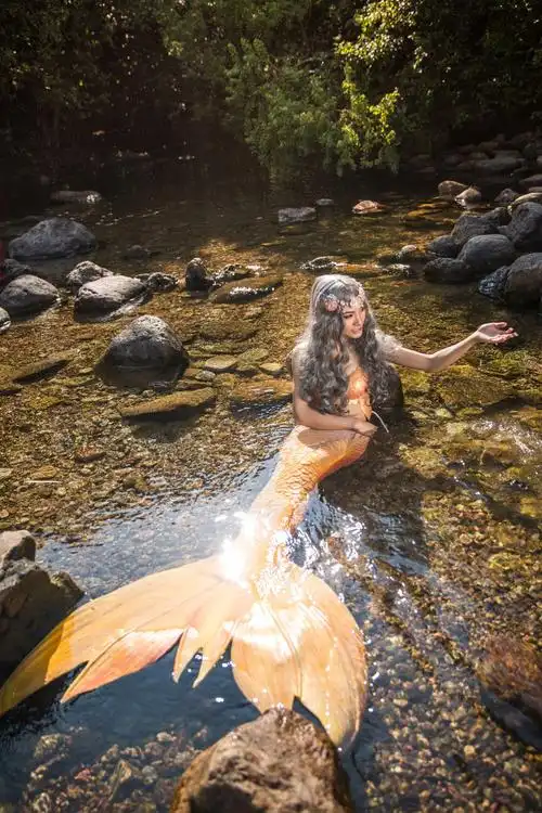 国外小女孩变成真人版美人鱼无法自理原因令人出乎意料