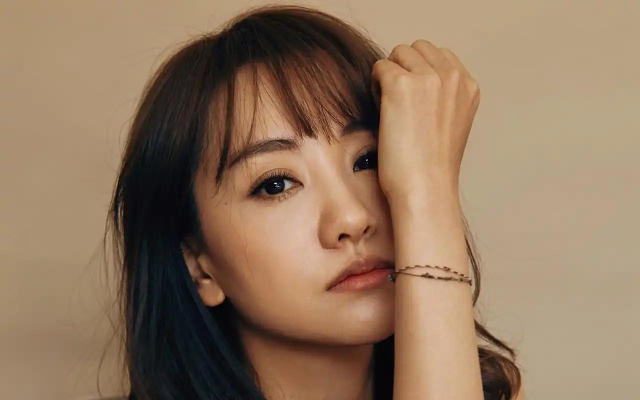 杨蓉巴黎街头漫步气质迷人街拍壁纸高清大图预览1920×1200_大陆明星