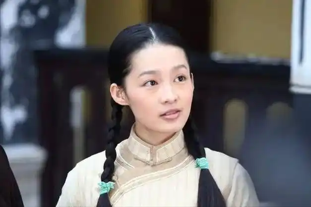 何冰说对了,不演戏就"消失"的李沁,已经走上了另一条人生大道|林申