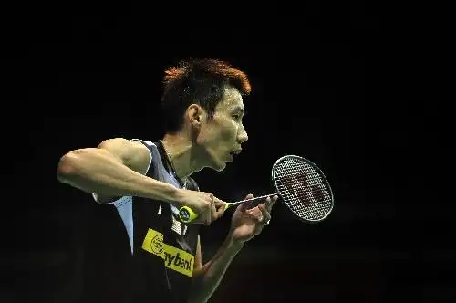 图文:2014新加坡羽毛球赛 李宗伟准备接发