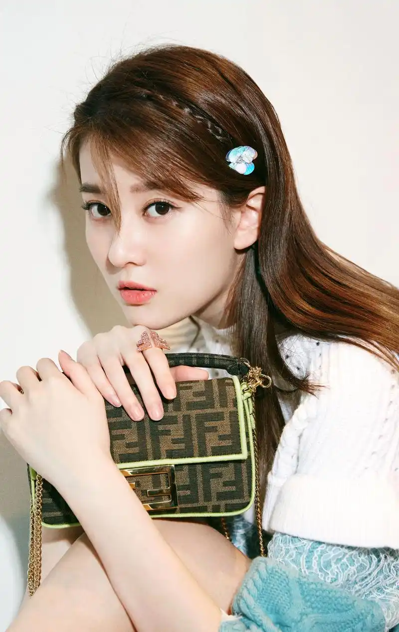 乔欣品牌宣传美照,头戴小花发夹清新靓丽