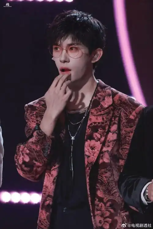 易烊千玺立麦眼镜杀