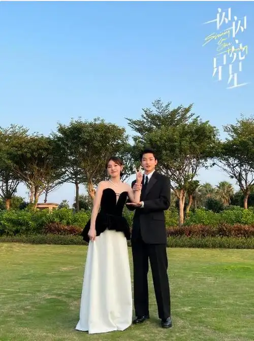 屈楚萧张佳宁把走红毯当成了婚礼答谢宴俨然一幅新婚小夫妻模样