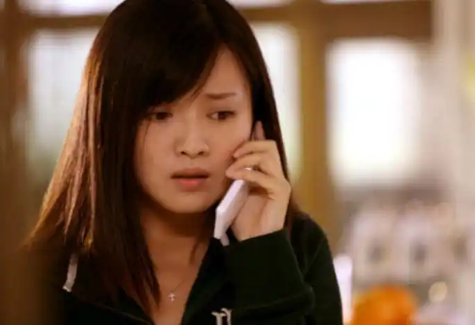 作品中出演妈妈或者是婆婆级的角色,但是傅晶出演的角色年龄跨度非常