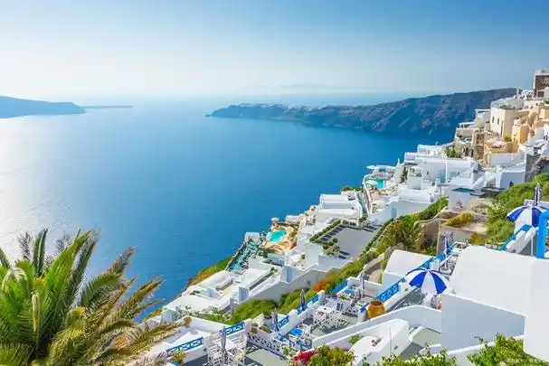 它坐落在爱琴海中,以其迷人的风景和浪漫的氛围而闻名于世.