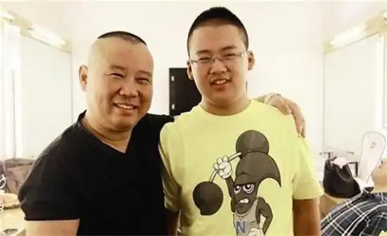 郭德纲晒一家四口为老婆庆生和小儿子合影却被网友玩坏