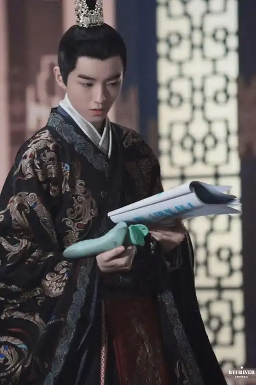 王俊凯古装造型惊艳众人,穿越千年只为你折腰