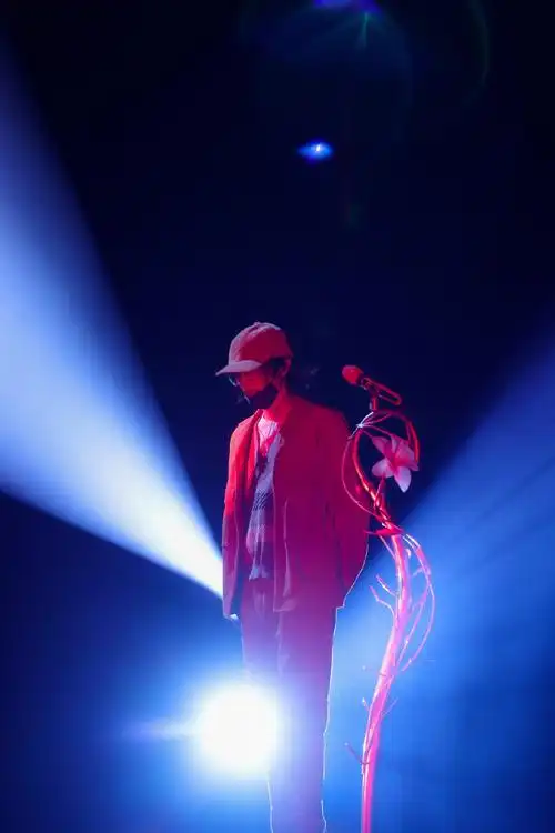 华晨宇跨年舞台万花筒舞美剧透,期待值拉满!_新歌_盘旋_光影