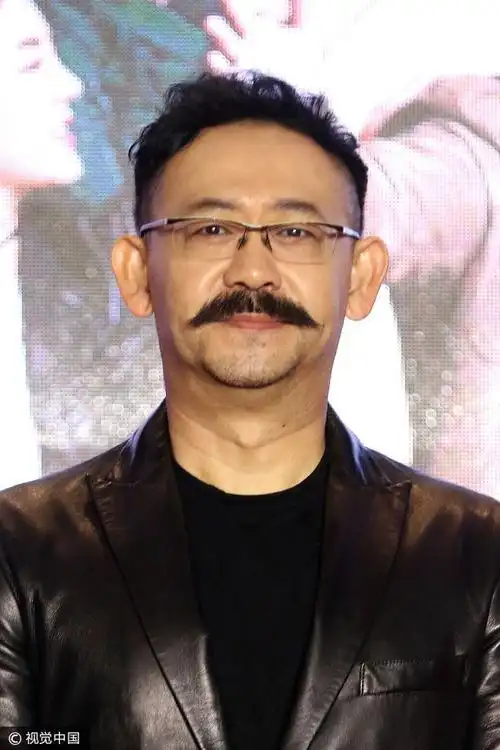 车晓小秀香肩抚耳捋发散知性女人味 姜武"八字胡"逗趣小动作不断_网易