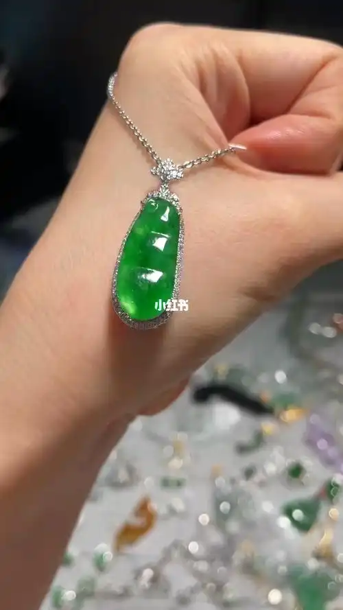 18k金镶翡翠冰阳绿福豆吊坠