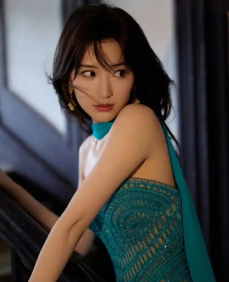 毛晓彤低胸长裙写真,这身材越看越迷人,诱惑力拉满!