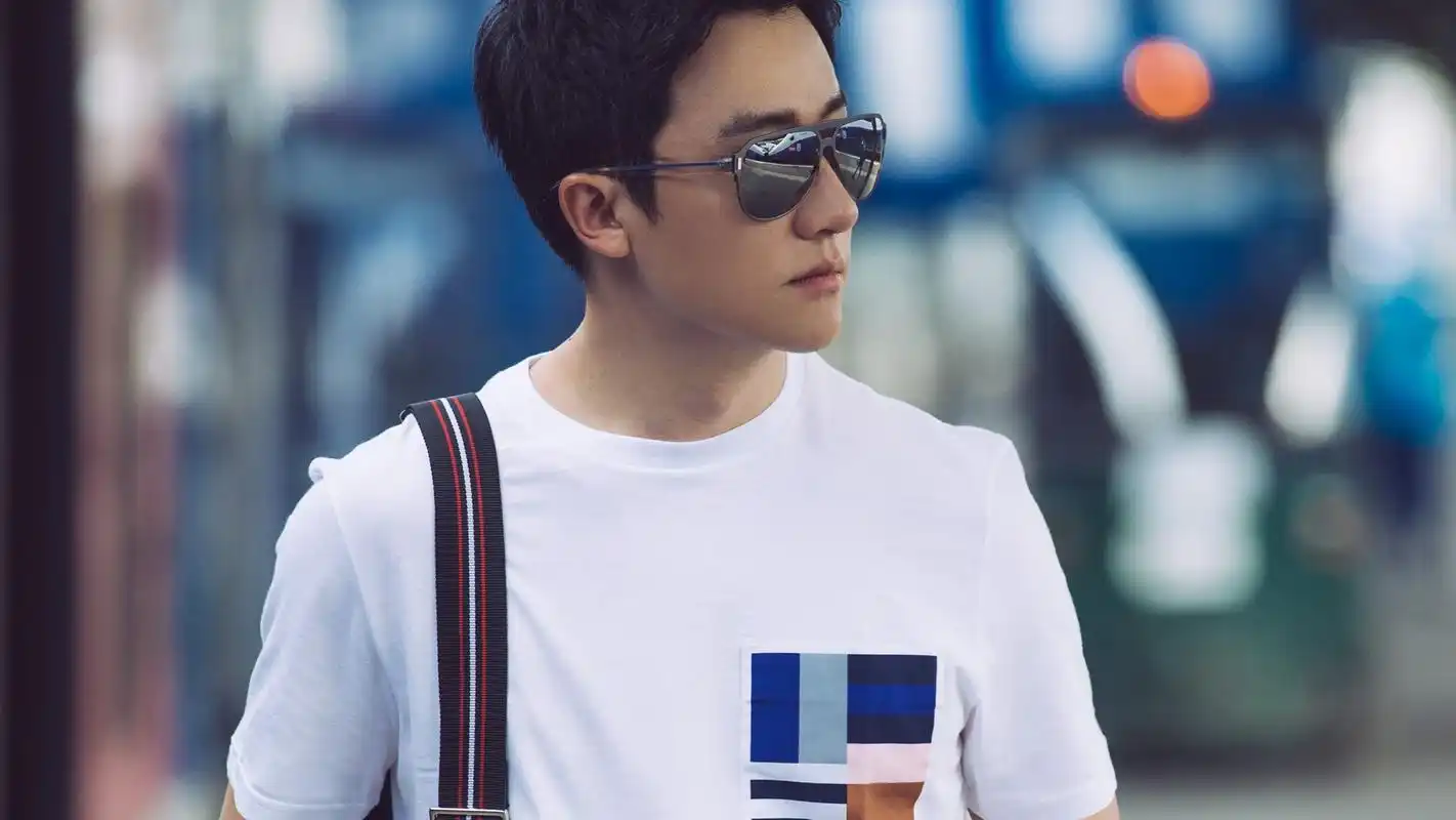 帅气型男黄轩街拍高清桌面壁纸