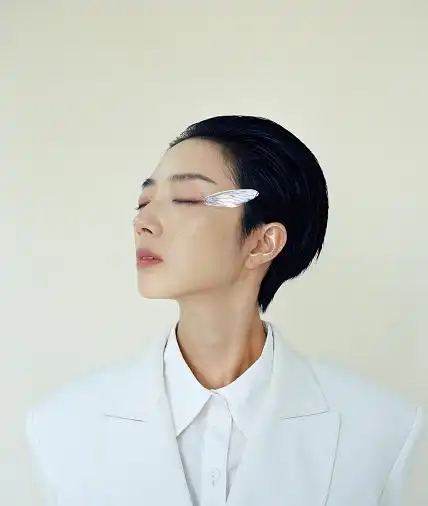 不愧是第1短发美女,桂纶镁背头造型公开,性感与帅气并存