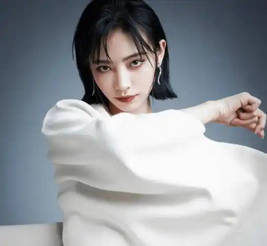 the9两大美女最新大片释出,喻言造型酷飒御姐风,我却更关注许佳琪