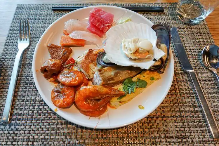 丰盛的西餐海鲜自助餐扇贝大虾生鱼片