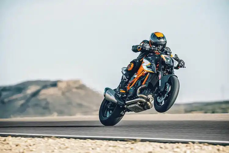 ktm1290superdukerr户外特写