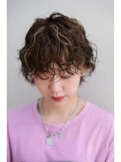 夏天的颜色  #烫发  #挑染  夏天做个美美的发型90