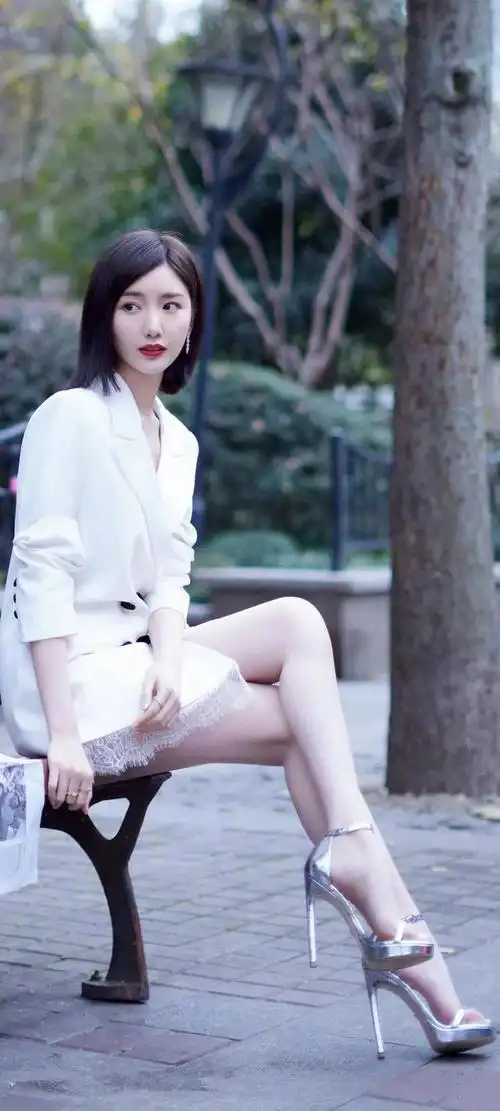 壁纸身材饱满性感撩人毛晓彤