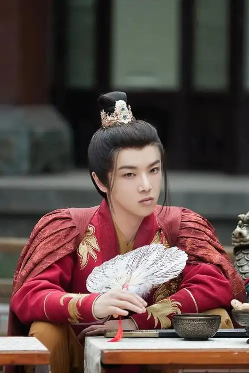 组图华晨宇萌探2cos庞统红衣古装加羽扇帅气俊朗