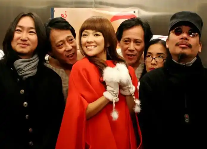 俩人水火不容.甚至为争夺男友,大打出手,撕得相当难看.