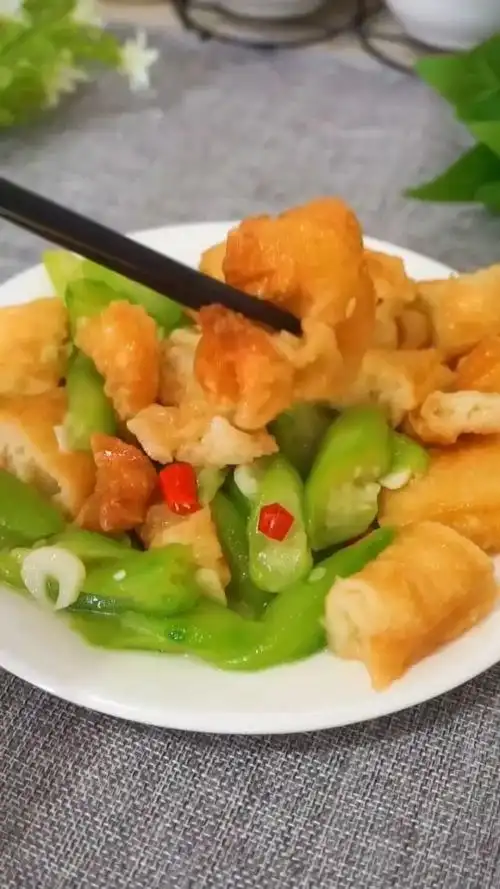 舌尖上的美食之油条炒丝瓜