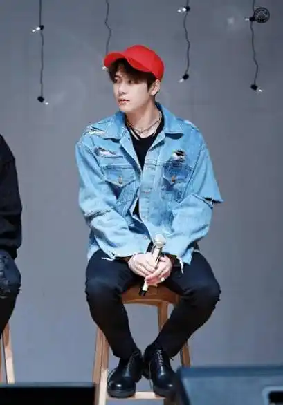 当175的王嘉尔撞上184的蔡徐坤,相差9cm的两人,腿长让人意外_身高