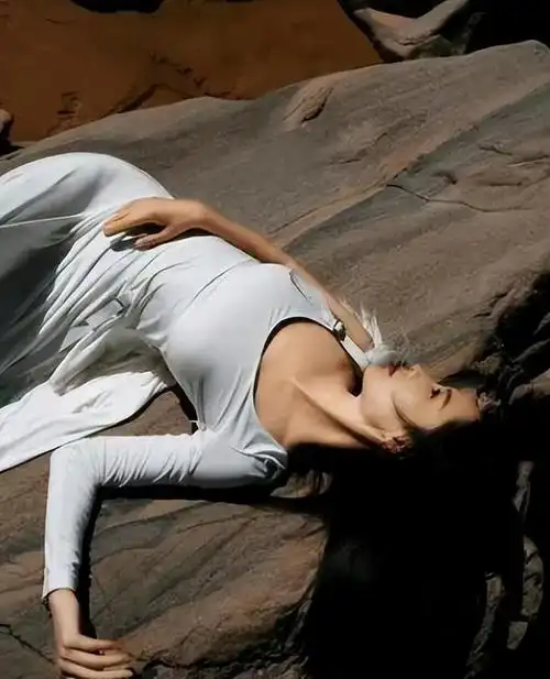 李沁的身材有多撩?看她蹲在沙滩上的样子,网友:太美