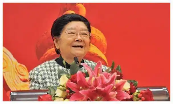 顾秀莲:我国第一位女省长,周总理亲自提拔,85岁仍在岗位