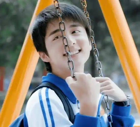 张新成参加《明星大侦探》,绑马尾造型帅炸了,戴眼镜能get到颜值?