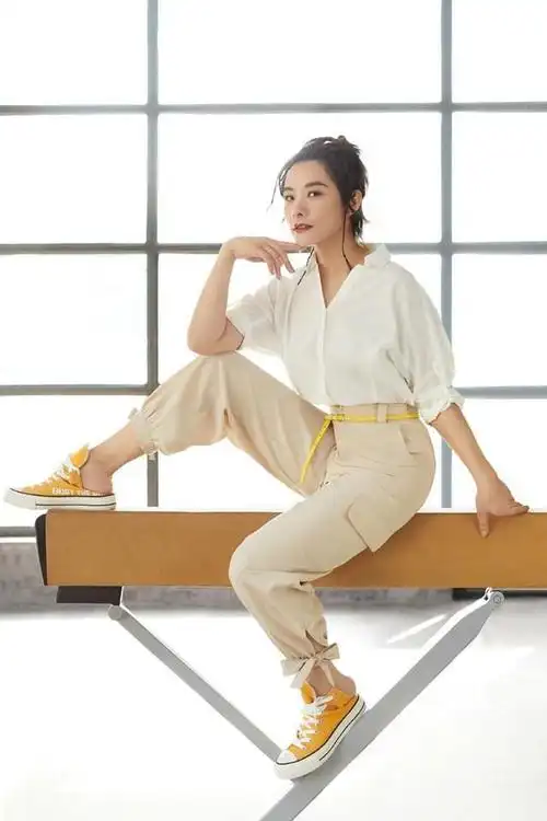 刘璇只玩真实穿衬衫配绿色蓬蓬裙这小短腿暴露了153的身高