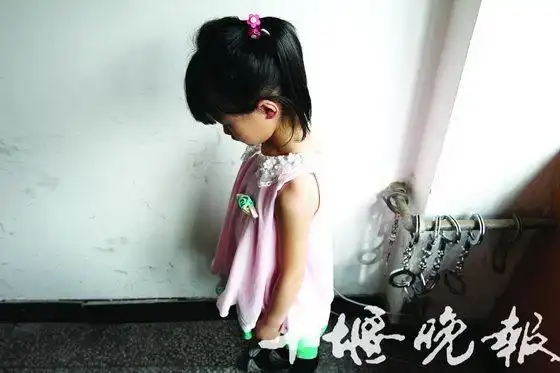 市场内监控显示,3名女子故意引开摊主夫妇注意力,一名小女孩行窃