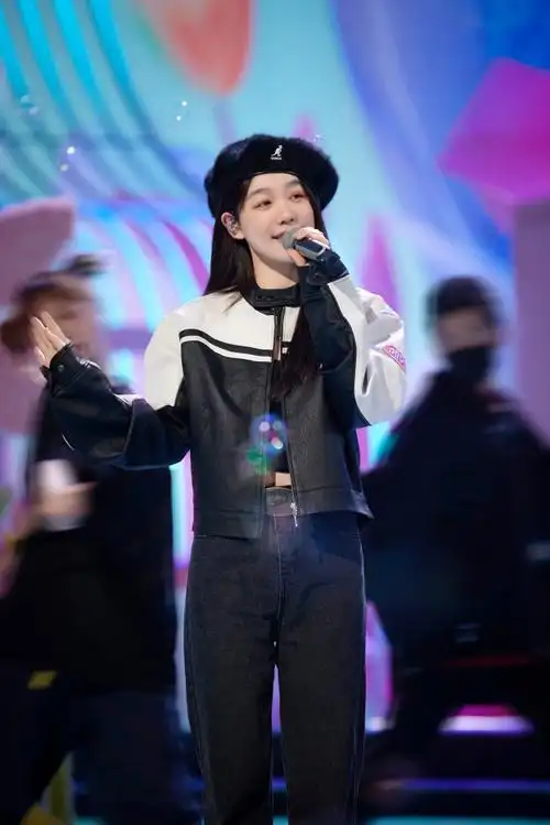 春晚彩排照#一组新鲜的彩排照送上05甜蜜"小彩虹"秒变酷帅"徐总"