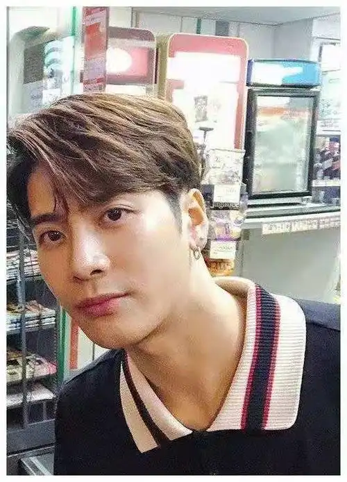 王嘉尔素颜怼脸照曝光五官深邃冷峻侧颜轮廓分明生图好能打