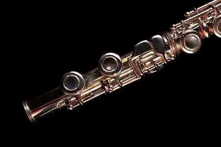 西方音乐会长笛的细节,黑色背景手链木管乐器
