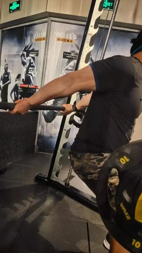 肱二头肌这块肌肉大家都不陌生,但是训练过后拉伸的人不是很多.