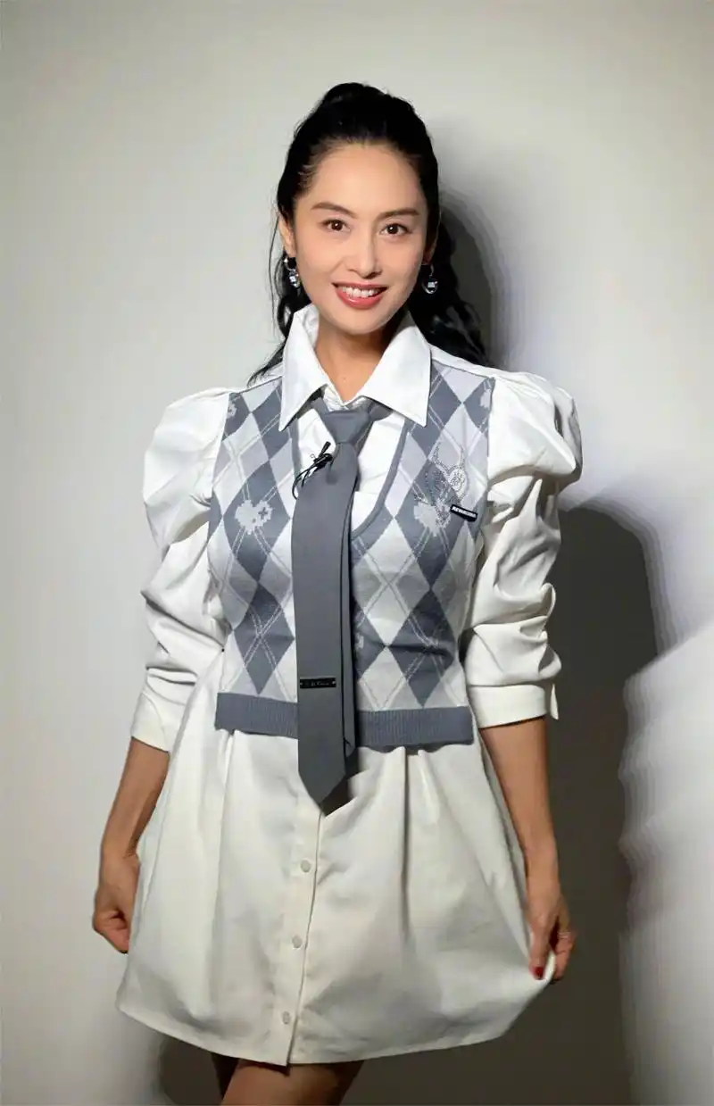 51岁朱茵现状曝光:又矮又黑是港风美人?看她和李嘉欣合照就知道