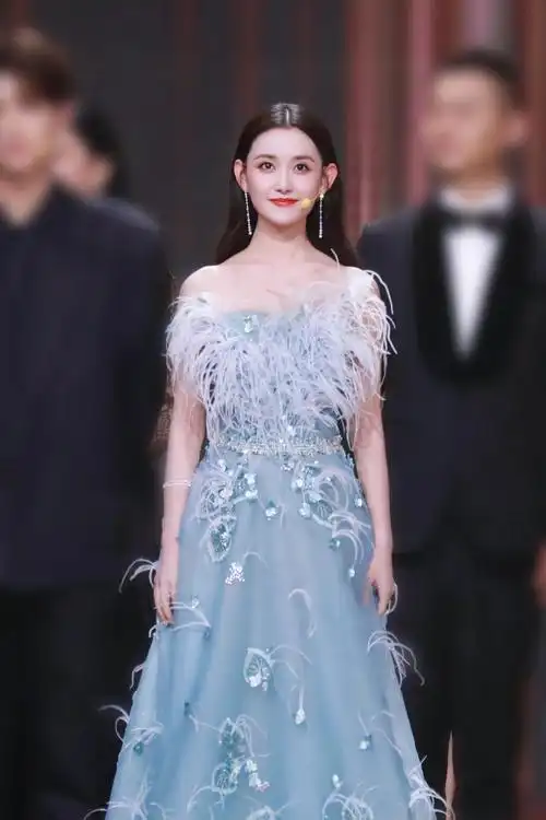 蒋依依蓝色羽毛长裙##蒋依依华表奖内场图