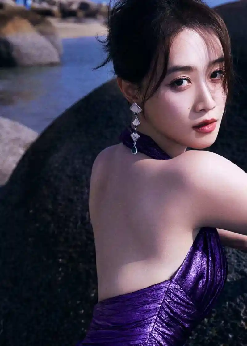 蓝盈莹海滩大片,红唇美背,美丽迷人,如同海中的精灵.