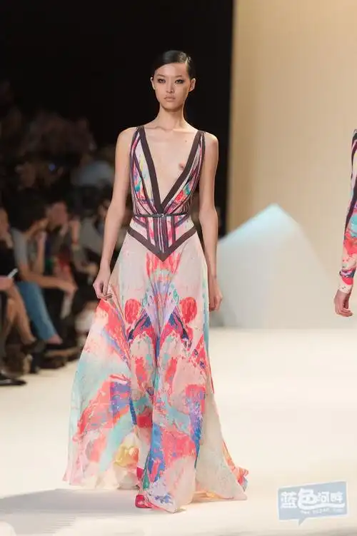 2013巴黎时装周 透视露点装风靡